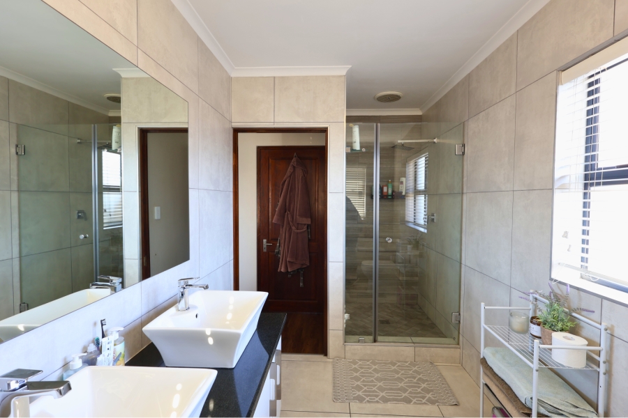 To Let 3 Bedroom Property for Rent in Protea Heights Western Cape